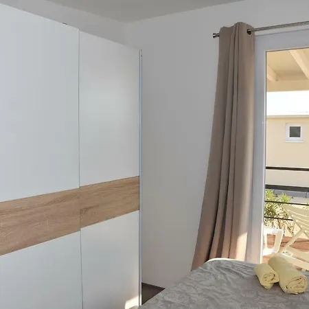 Kamp Tonci Κάμπινγκ *